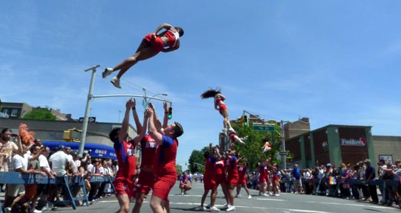 Acróbatas del NYC Lesbian &  Gay Big Apple Marching Band. 