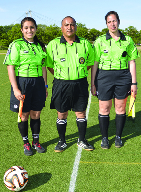 Arbitros de las canchas en el Parque Flushing, desde la izquierda, Bella García, Martín Quinde y Karen Mendoza.