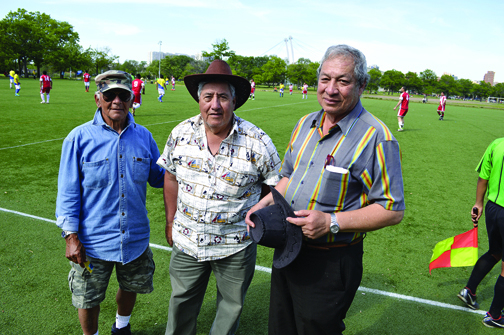 De izquierda a derecha, Bernabé Jiménez, vocal de campo, Dino Dominguez, presidente de la Liga Deportiva Estudiantil y William Macio, secretario general de la misma liga.