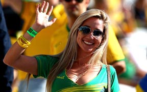 Las mujeres brasileras levantan el entusiasmo por el fútbol.