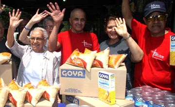 Participantes de la Iglesia St. Cecilia manifiestan su alegría y entusiasmo con la llegada de los alimentos donados por Goya Foods.