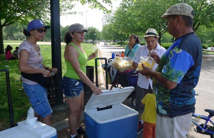 El negocio del helado Todos los fines de semana, las hermanas Liliana y Claudia Torres venden helados alrededor de las canchas de fútbol en el Parque Flushing de Queens. El permiso para vender durante el verano les costó $75 y venden cada fin de semana alrededor de 400 helados, a dos dólares cada uno. Trabajan el sábado y el domingo, de 2 a 5 de la tarde, “cuando hace calor y la gente está cansada”, dijo Liliana mientras vendía un helado de maracuyá o parcha. Al fondo, otra mujer vende mangos a dos dólares la bolsa.