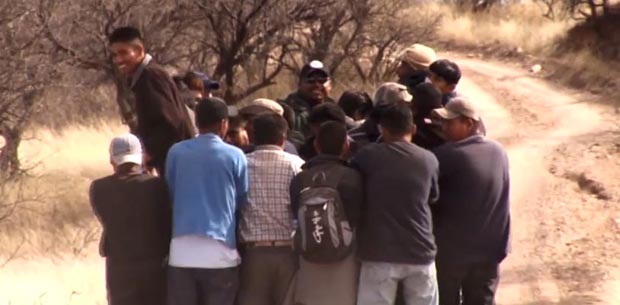 Inmigrantes cruzando la frontera por el desierto. 