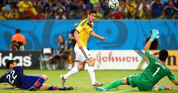El colombiano James Rodríguez venciendo al arquero japonés. 