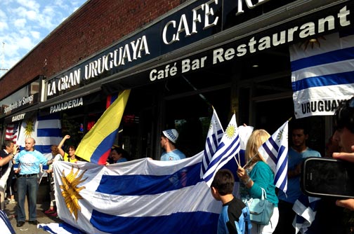 Frente a La Uruguaya, en la avenida 37 y la calle 84, los uruguayos y latinos acudieron a celebrar el triunfo de los charrúas. Foto Javier Castaño