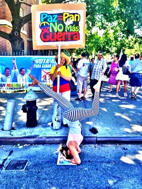 Marcela Lozano en pose de yoga en Queens durante las elecciones. Foto cortesía
