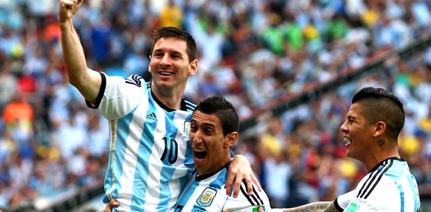 Messi en los brazos de Di María.
