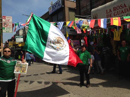 La comunidad latina celebra en Queens como estos mexicanos en La Roosevelt que ondearon su bandera.