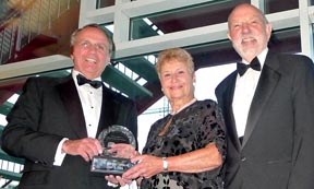 Desde la izquierda, Stephen S. Mills, Presidente y CEO del New York Hospital Queens, y Jill y Joseph Levy, quienes recibieron el Premio al Liderazgo (Pacesetters).  Fotos Javier Castaño 