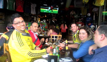 Colombianos viendo a su selección en el restaurante El Basurero.