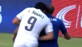 El momento en que el uruguayo Luis Suárez mordió al defensa de