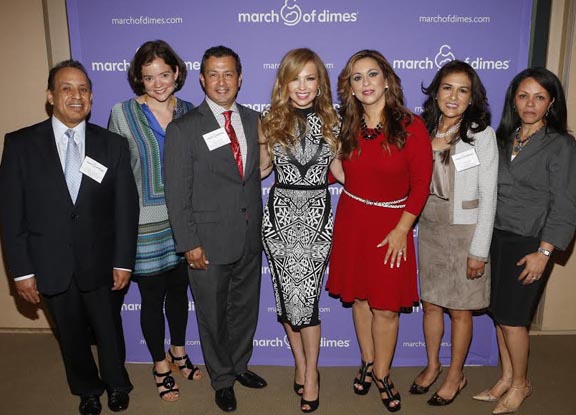 Personal de March of Dimes rodeando a Thalia, incluyendo a la doctora Diana Ramos,