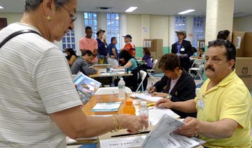 Una colombiana votando en la escuela pública 69 de Jackson Heights, Queens. Foto Javier Castaño