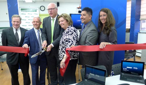 Corte de cinta en el Centro de Aprendizaje. Desde la izquierda, Brien Kelly de TWC, concejal Jimmy Van Bramer, Congresista Joseph Crowley, Asambleísta Margaret Markey, Adrian Bordoni de Woodside on the Move, y Cathleen Sims DeVivo.
