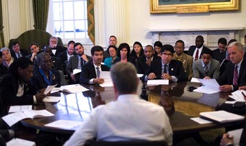 El alcalde Bill de Blasio, de espaldas, hablando con miembros del Concejo sobre el presupuesto de Nueva York. Foto Concejo NYC