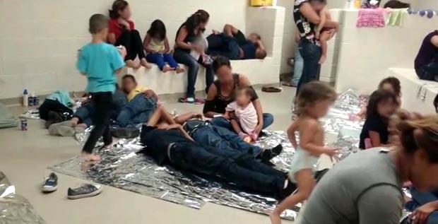 Los niños en un  centro de detención por tratar de cruzar la frontera solos o con familiares. 