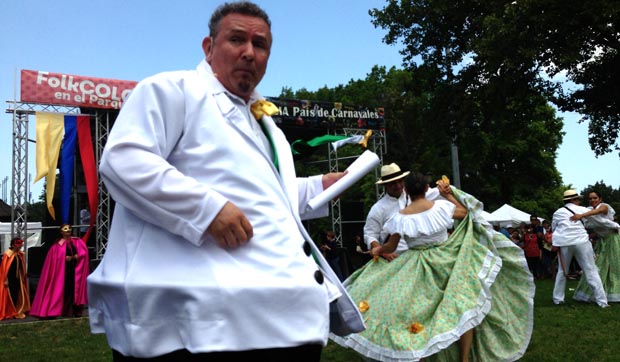 Ramiro Sandoval vestido de alcalde durante el FolkCOLOMBIA en el Parque 2014 para celebrar la Independencia de Colombia. Fotos Javier Castaño