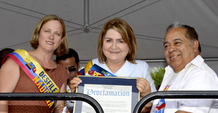Desde la izquierda, Melinda Katz, Elsa Gladys Cifuentes y Rafael Castelar.