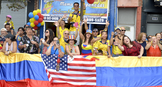 La alegría de los colombianos durante el su desfile de Independencia por Northern Boulevard, en Queens. Fotos Guillermo Mogollán