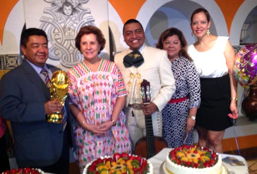 Jaime Lucero acompañado de la Cónsul General Sandra Fuentes-Berain, Ramón Ponce, Angela Moncayo y Aída González.