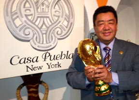 Jaime Lucero en Casa Puebla con la Copa Mundo. Foto Javier Castaño