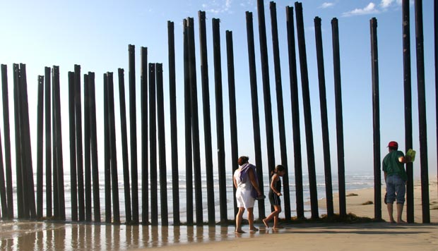 Familias tratando de cruzar la frontera entre México y Estados Unidos. Foto Javier Castaño