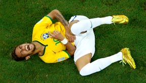 Brasil venció a Colombia 2-1, avanzó a cuartos de final, pero Neymar se lesionó y abandona el Mundial de Fútobol.