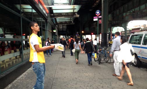 Un distribuidor de Quiubo en la avenida Roosevelt de Queens.