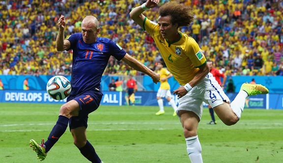 Robben de Holanda le gana el balón a Luiz de Brasil.