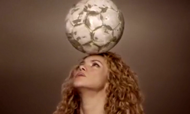 Shakira cabeceando un balón de fútbol en su video.