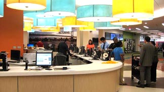 Parte del pasillo principal de la Biblioteca Pública de Queens en Jamaica. 