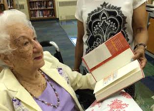 Biblioteca de Queens celebró 104 años de Sadie