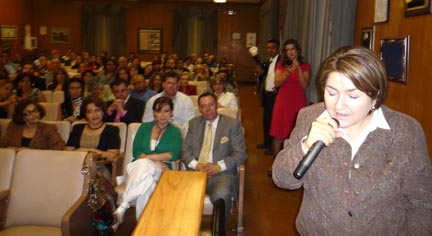 La Cónsul Cifuentes en su primer encuentro con la comunidad colombiana del área tri-estatal, en Nueva Jersey, donde prometió "humanizar" el consulado a su cargo. 