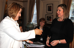 A la derecha, la cónsul de Colombia. Elsa Gladys Cifuentes Aránzazu, el dia que fue electa presidenta del 