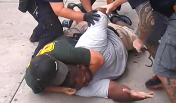 Eric Garner en el piso cuando el policía le aplicaba la llave al cuello. 