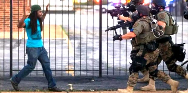 Un ciudadano negro enfrentando a la policía blanca en Ferguson, Missouri.
