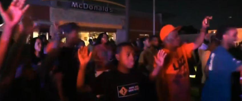 En las protestas, la gente levanta los brazos y dice "no disparen", imitando al joven asesinado.
