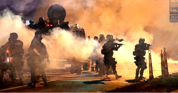 El ejército estadounidense disparando a la población civil en Ferguson, Missouri.