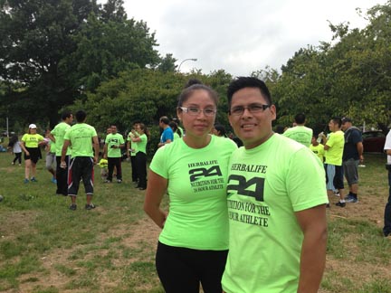 Los esposos Angélica Tellez y Edison Wamputsrik en el Parque Flushing participando de las actividades de integración de Herbalife.
