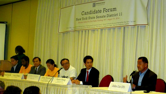 El candidato John Liu respondiendo preguntas del panel de delegados de organizaciones comunitarias.