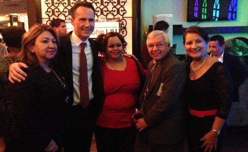 En el Mamajuana Café, desde la izquierda, Sylvia Mata, John Messer, Nereida Salce, Manuel Ron y la cantante Melania. 