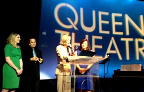 Durante la inauguración, desde la izquierda, Willy Mosquera, Melinda Katz, presidenta de Queens, y ,presentadora del Canal 47 de televisión.