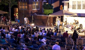 Los conciertos frente a la casa de Louis Armstrong, en la esquina de la calle 107 y la 37 avenida. 