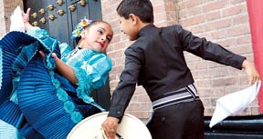 Pareja de niños bailando la Marinera. 