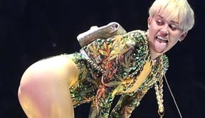 Myley Cyrus y sus bailes sensuales y sugestivos.