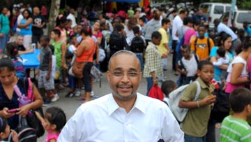 El senador demócrata José Peralta durante la entrega de útiles escolares en Corona, Queens. 