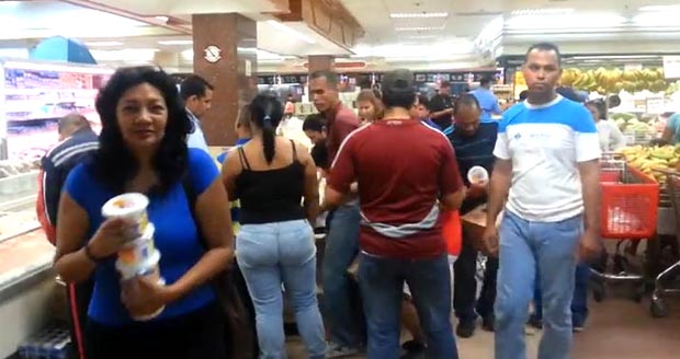 En este supermercado no había papel higiénico y  cuando llegó la mantequilla la gente se aglutinó para comprarla.