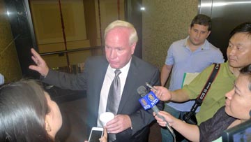 El senador Tony Avella respondiendo a preguntas de los periodistas entes de abandonar el hotel.  Fotos Javier Castaño