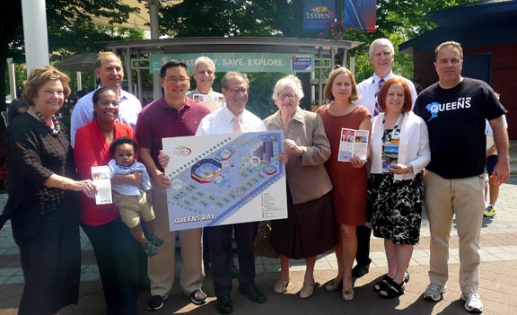 En el kiosco de la Corporación de Desarrollo Económico de Queens en el US Open, desde la izquierda, 