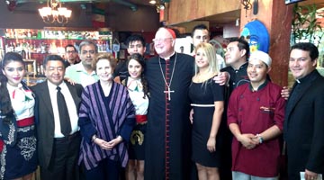 El Cardenal Donal rodeado de empleados del restaurante Mexican Festival, de jaime Lucero, y de la Cónsul General de México en Nueva York, Sandra Fuentes-Beraín.